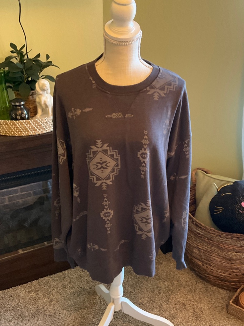NWT Women’s Size Medium Ariat Outlaw Oversized Sweatshirt, Cute!